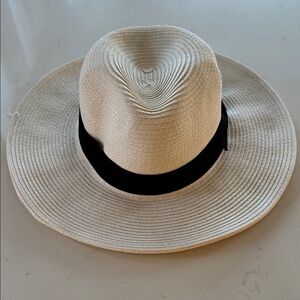 Sungrubbies Stylish White Wide-Brim Hat with Black Band New!  ✨